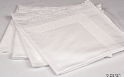 Serviette bande satinée 50×50 cm – 100% coton
